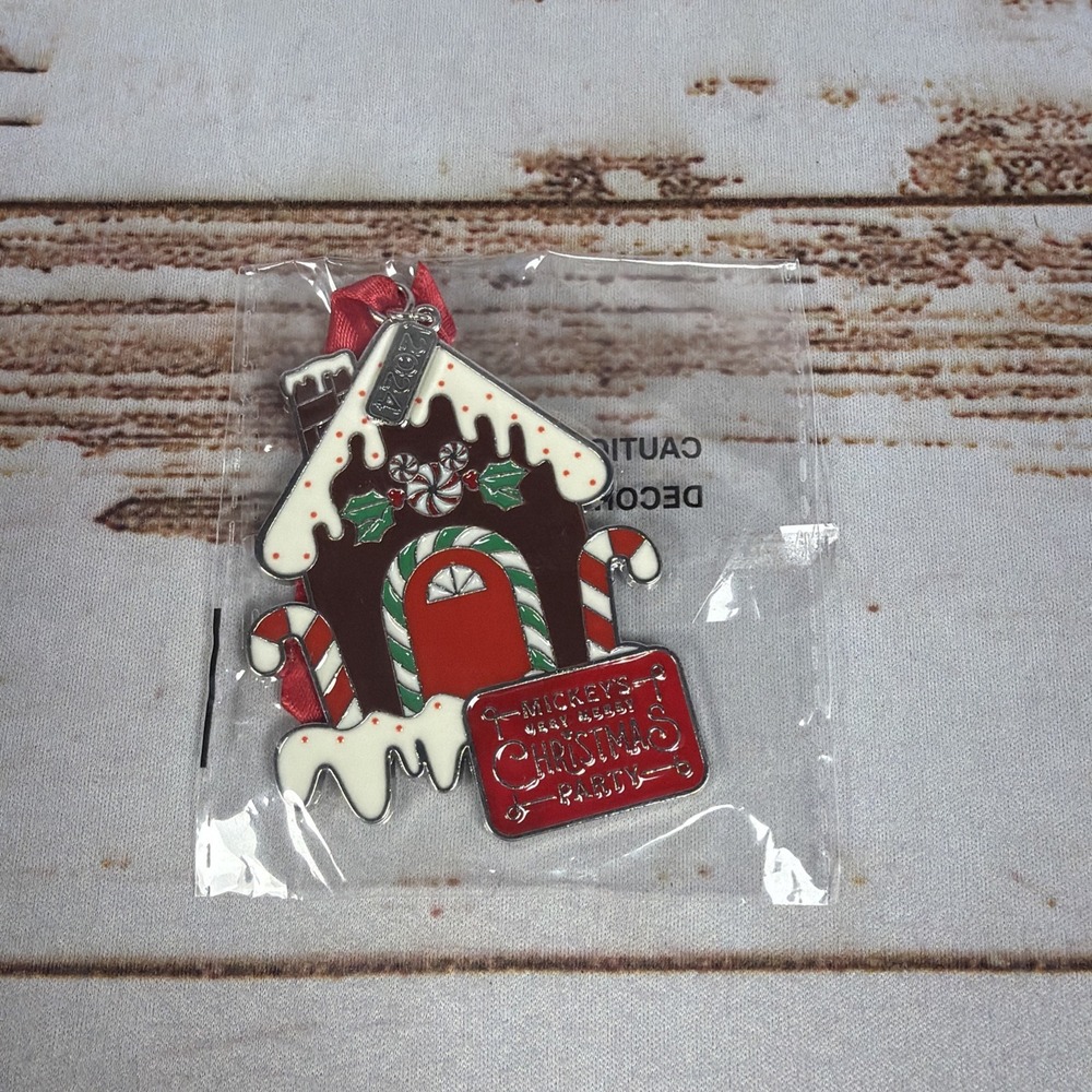 Disney World 2024 Mickey's Very Merry Christmas Party Gingerbread Ornament New